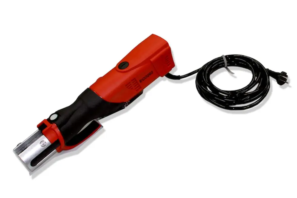 Elektrowerkzeug in Rot und Schwarz mit einem langen Kabel. Das Produkt ist ein Pressewerkzeug zur Verarbeitung von Materialien, hergestellt von Roth.